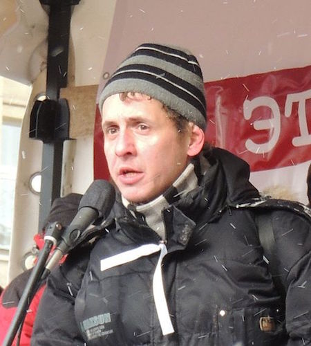 Teilnehmer einer Protestveranstaltung mit weißem Band – Foto © Igor Bakirov