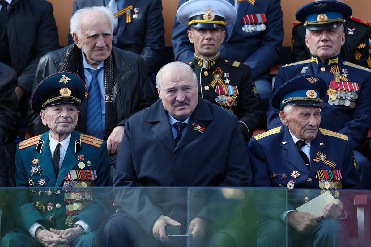Auf den Fotos von der Parade am Tag des Sieges in Moskau, kann man sehen, dass es Alexander Lukaschenko nicht gut ging / Foto © Gavriil Grigorov/ITAR-TASS/imago images 