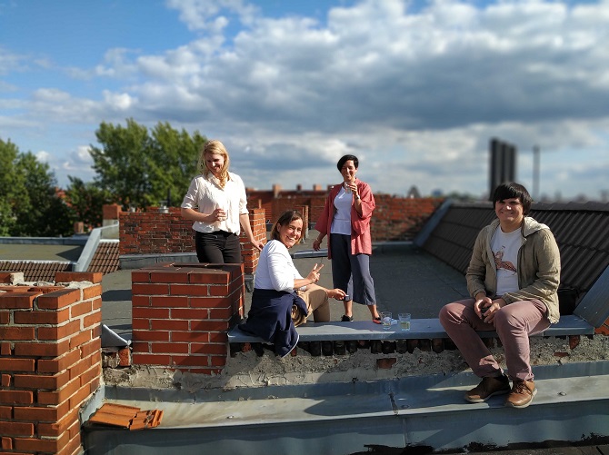 Himmel über Berlin – erste Redaktionssitzung mit den beiden neuen russischen dekoder-Mitarbeitern Polina Aronson und Dmitry Kartsev