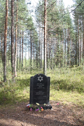 „Er sagte, er würde die Stimmen der Toten hören – in den schlaflosen Nächten, wenn er in den Karteikarten blättere, und im Rascheln der Äste im Wald“ / Foto © Ekaterina Makhotina