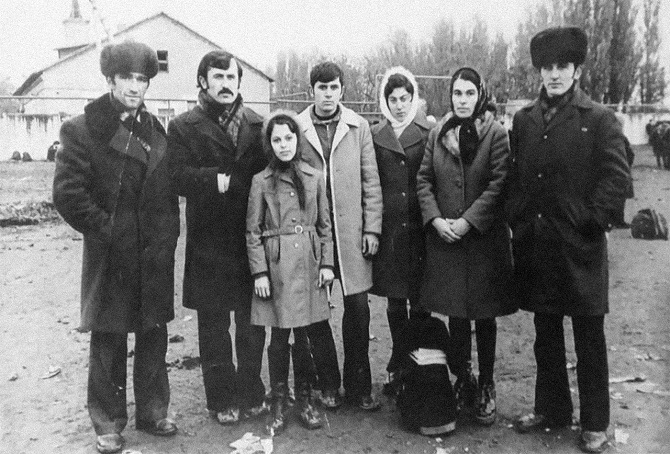 Ojub Titijew (in der Mitte) mit seiner Familie / Foto © Privatarchiv der Familie Titijew