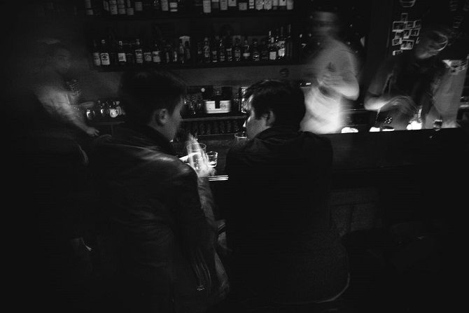 Jan und Dascha in einer Bar in Sankt Petersburg, Frühling 2016 / Foto © Stanislaw Dolshnizki