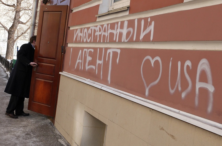 Als sogenannte „ausländische Agenten“ eingestufte Organisationen müssen ihre Veröffentlichungen mit einem entsprechenden Hinweis versehen. Hier – Schmiererei „ausländischer Agent“ neben dem Eingang des Gebäudes von Memorial in Moskau / Foto © Wassili Schaposchniko/Kommersant