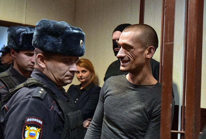 Foto © Pjotr Kassin/Kommersant – Aktionskünstler Pjotr Pawlenski, des Vandalismus beschuldigt, während der Sitzung des Tagansker Bezirksgerichts