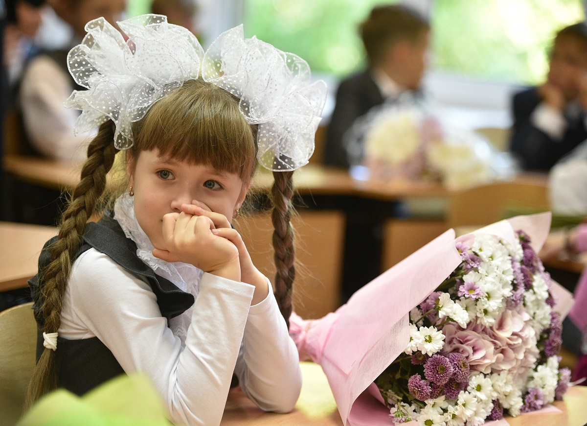 Haarschleifen gehören wie die Blumen für die Lehrerinnen noch heute zu den Bildern des 1. September / Foto © Pjotr Kassin/Kommersant