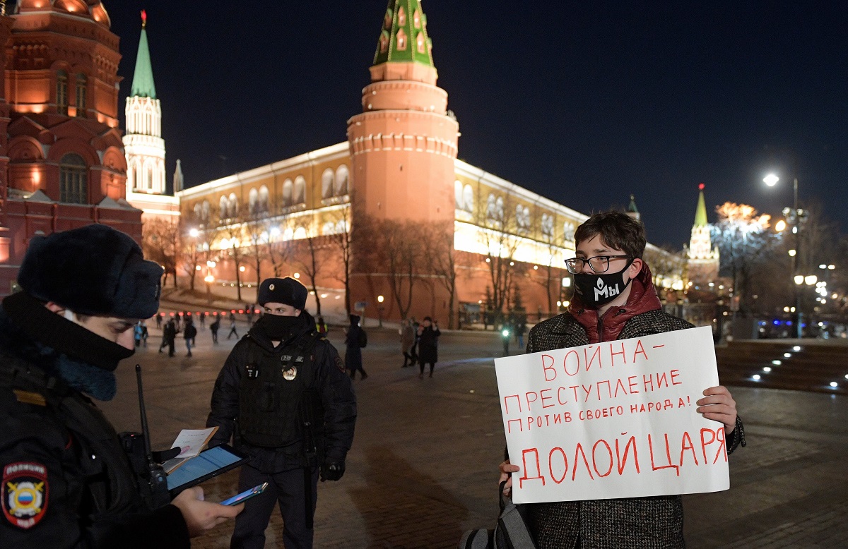 „Krieg ist ein Verbrechen am eigenen Volk. Weg mit dem Zaren“ steht auf dem Plakat, das ein junger Mann am Donnerstagabend im Zentrum Moskaus in den Händen hält / Foto © Dimitri Lebedew/Kommersant