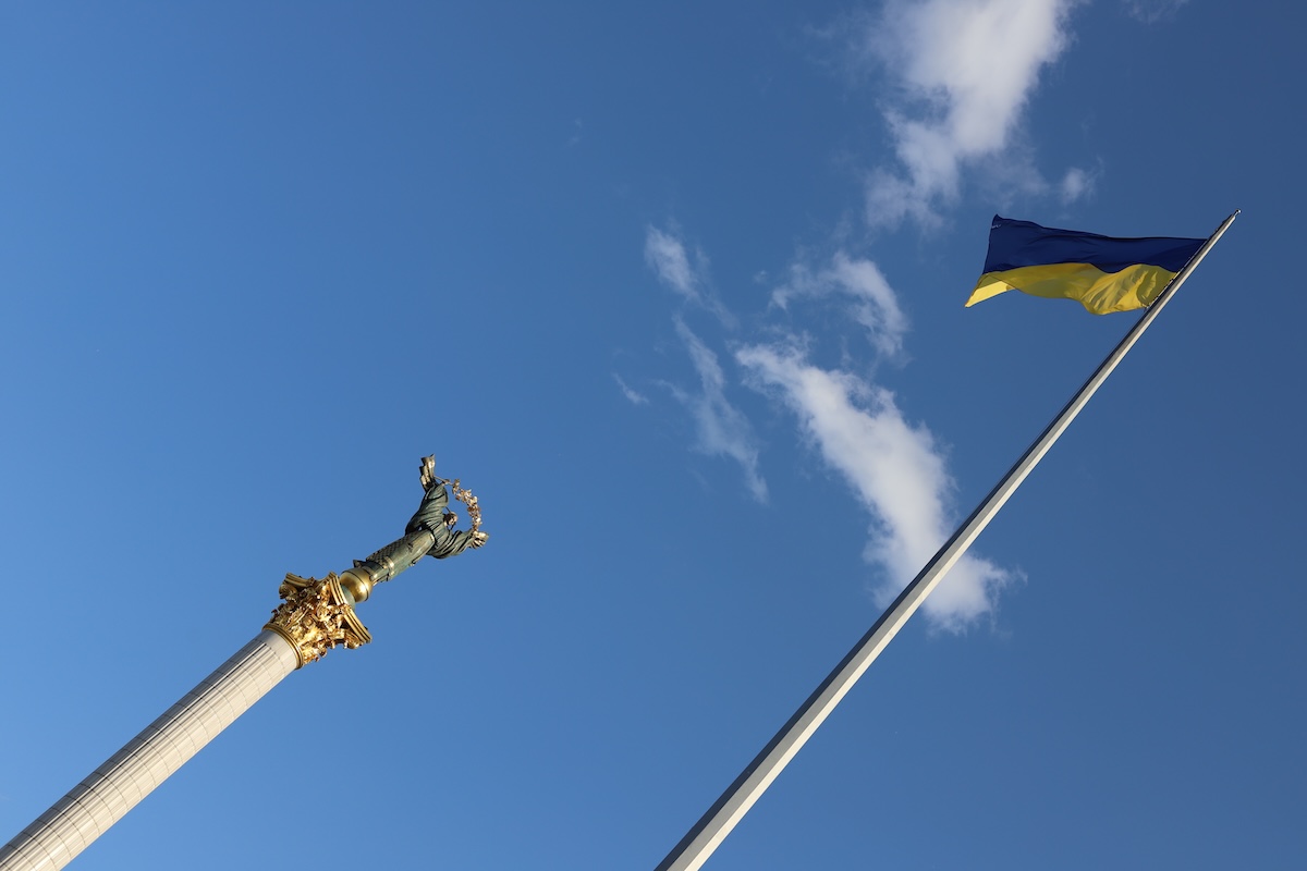 Staatsflagge und Unabhängigkeitsdenkmal (seit 2001) mit Berehynja und Kalynazweig auf dem Maidan Nesaleshnosti in Kyjiw / Foto © Peggy Lohse/dekoder 
