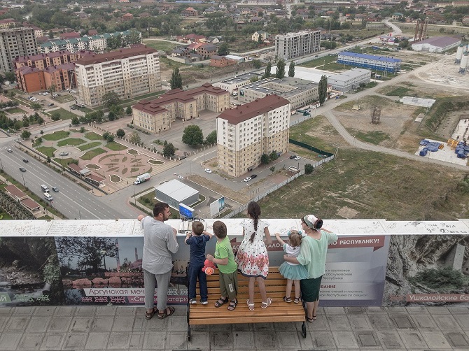 Aussichtsplattform auf einem Geschäftsgebäude in Grosny / Foto © Dmitry Markov für Meduza