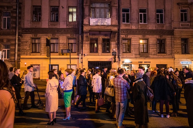 Dank Konowalow schenken gewisse Bars und Restaurants Alkohol ohne Lizenz aus (im Hintergrund ein Protestplakat von Anwohnern) / Foto © Daniel Frenkel/Meduza