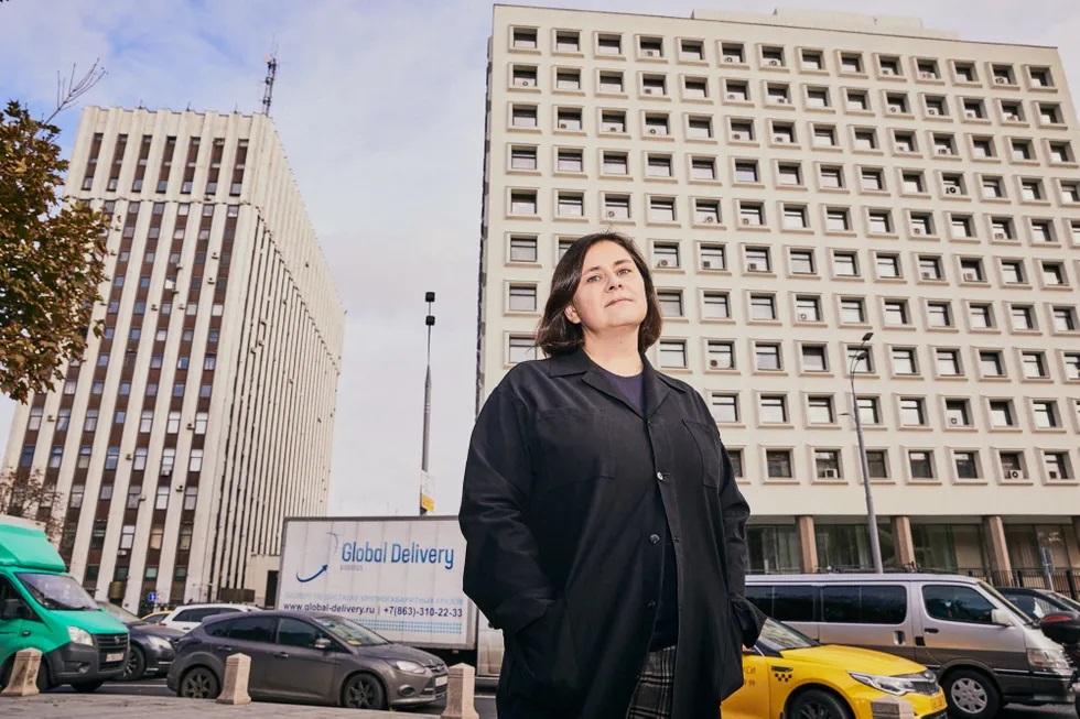 Maria Shelesnowa vor dem Justizministerium / Foto © Soi für Meduza