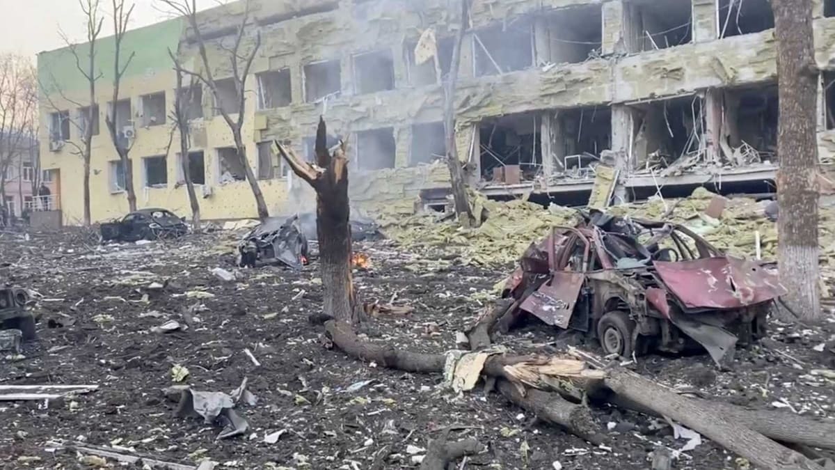 Die Geburtsstation des Stadtkrankenhauses Nr. 3 in Mariupol nach der russischen Bombardierung am 9. März 2022 / Foto © armyinform.com.ua/Wikipedia (gemeinfrei)   