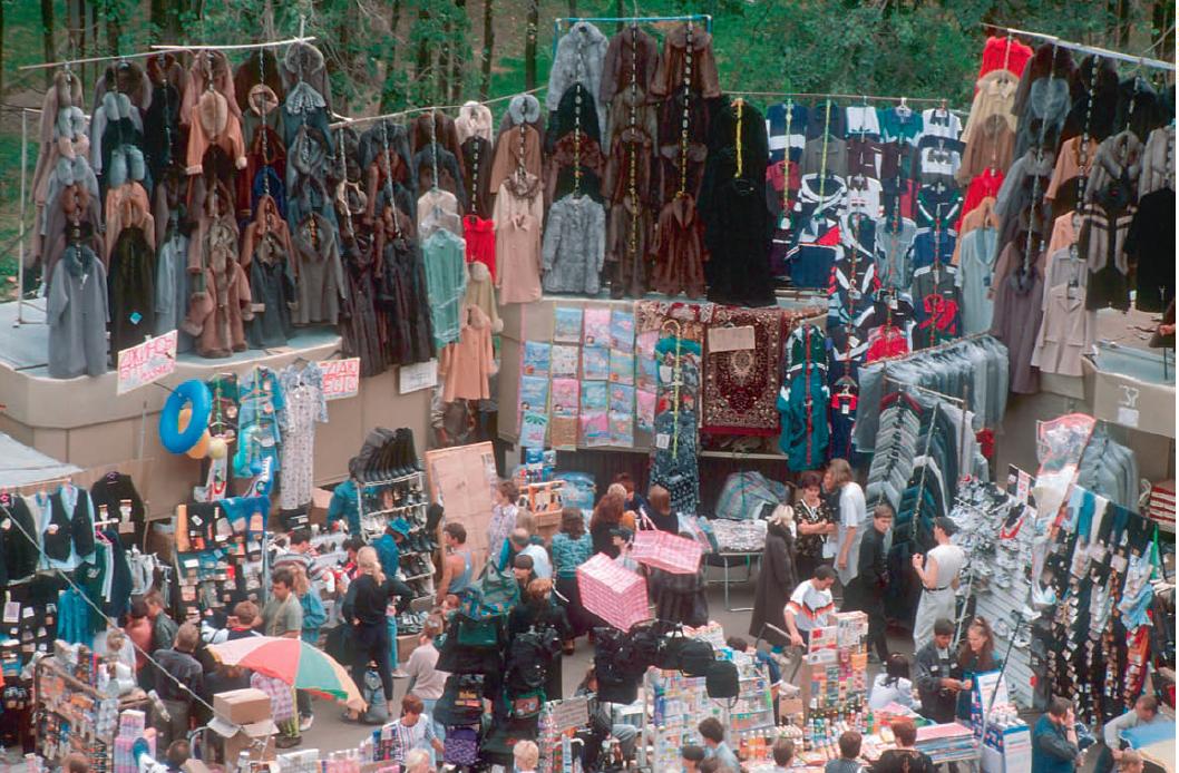 „Für den anderthalb-Mann-hohen Marktstand in Lusha benutzten wir damals das Modewort ‚Jammer‘. So hieß auch die beliebteste Damen-Lederjacke.“ / Foto © altyn41/livejournal, 1996