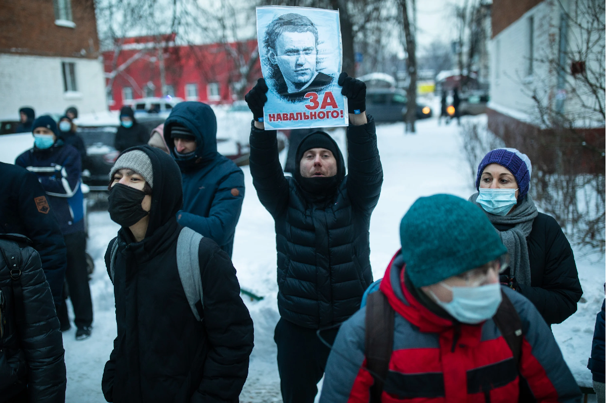 Die Gerichtsverhandlung wird immer wieder übertönt durch „Lasst ihn frei“-Rufe von draußen / Foto © Dawid Frenkel/Mediazona