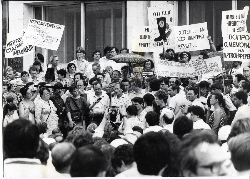 Zehntausende unterstützten die Unterschriftenaktion zur Gründung von Memorial und die damit verbundene Forderung nach einem angemessenen Gedenken / Foto – Kundgebung in Moskau 1988/© Archiv Memorial Moskau, M1_141a