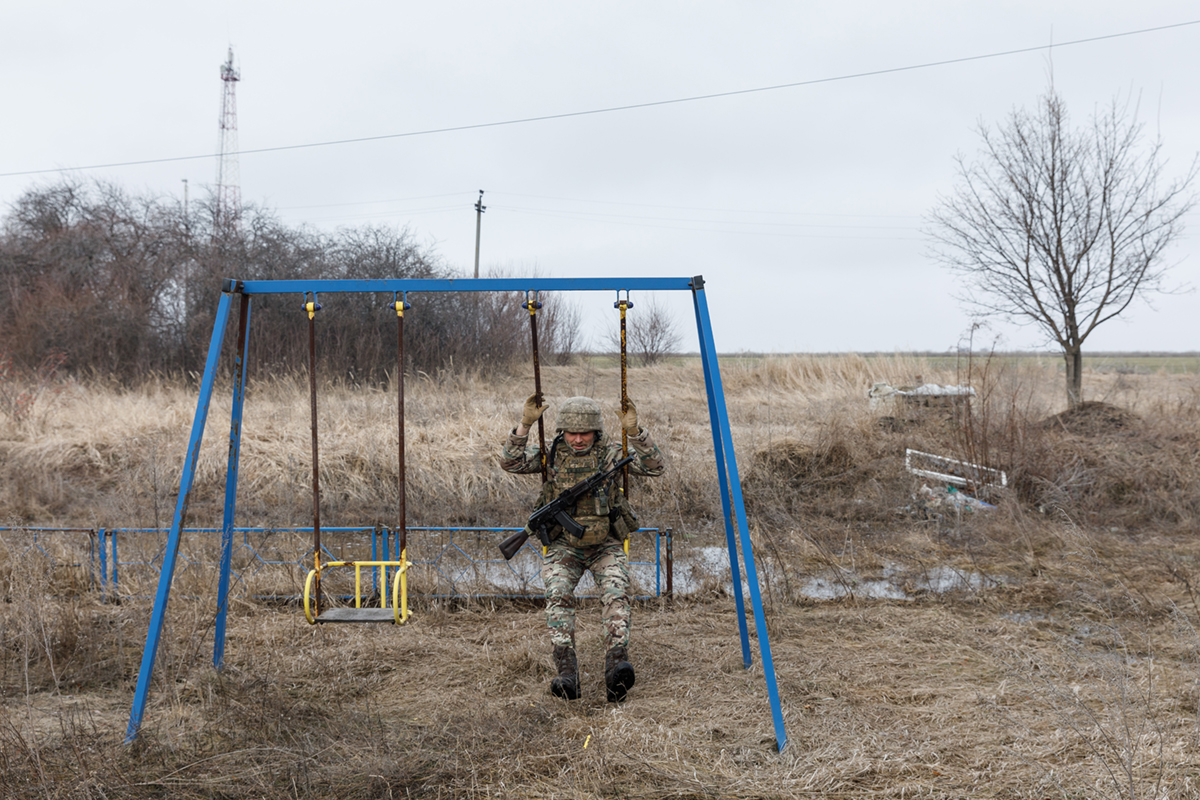 Ein kurzer Augenblick von Normalität und kindlicher Leichtigkeit im Alltag eines ukrainischen Soldaten nahe der Front im Gebiet Donezk / Foto © Mykhaylo Palinchak