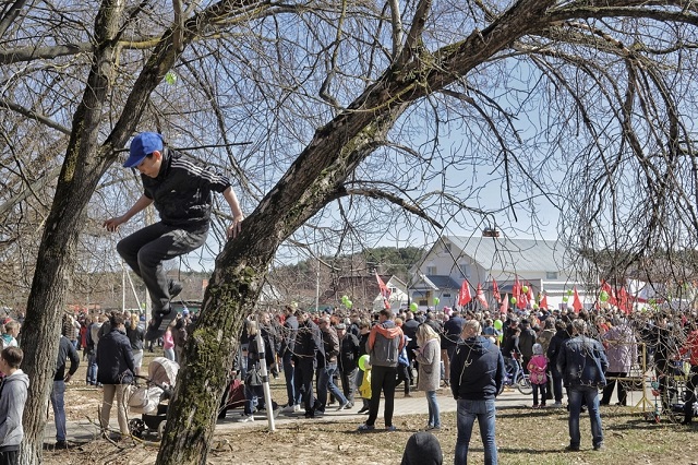 Um die 5000 Menschen haben sich versammelt, überall schimmern bunte Flaggen, Luftballons und Plakate