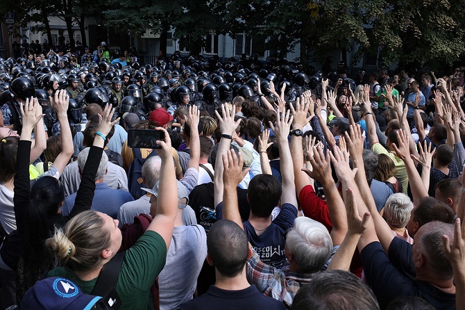 „Wir sind unbewaffnet!“, rufen die Demonstranten der Polizei zu / Foto © Anna Artemjewa/Novaya Gazeta