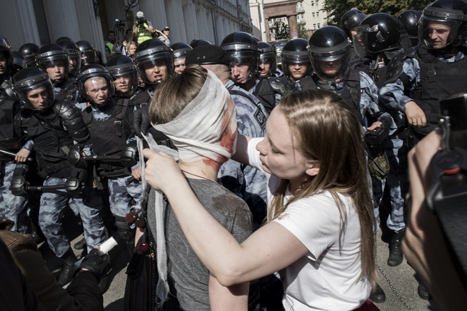 Die Kommunalabgeordnete Alexandra Paruschina wurde bei einer Auseinandersetzung mit der Polizei verletzt / Foto © Anna Artemjewa/Novaya Gazeta