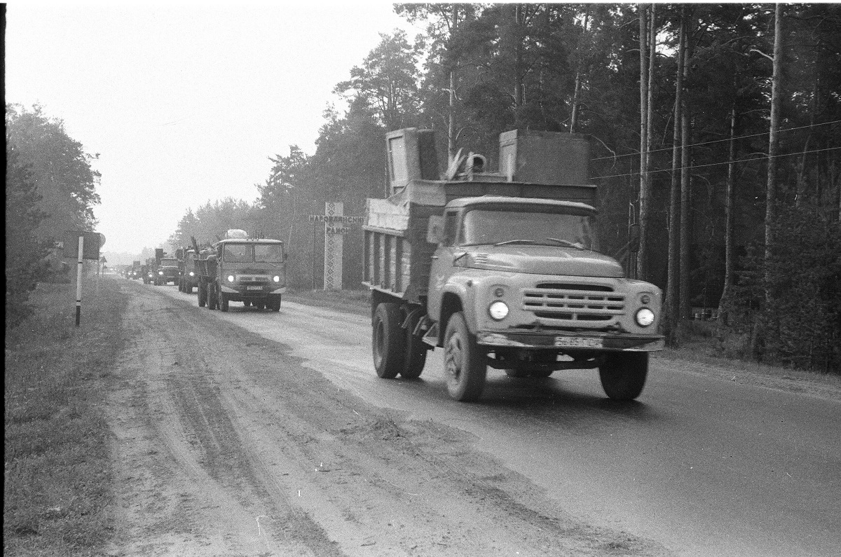 LKW bringen das Hab und Gut der Umsiedler aus der Gefahrenzone. Rajon Narowlja, Sommer 1986 / Foto © Sergej Plytkewitsch (Privatsammlung)