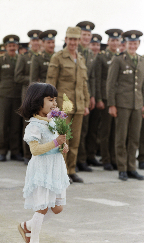 Ein afghanisches Mädchen verabschiedet zurückkehrende sowjetische Soldaten, 19.02.1987 / Foto © Alexander Graschenkow/Sputnik