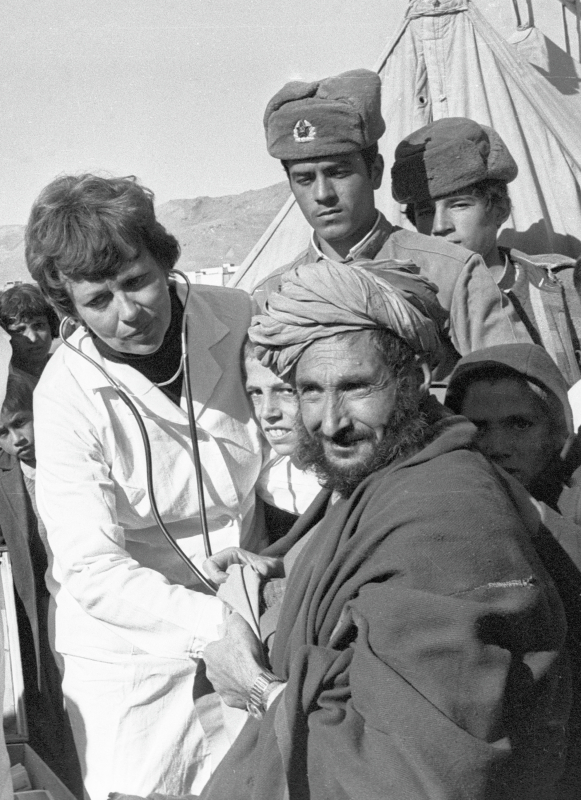 Eine sowjetische Ärztin untersucht afghanische DorfbewohnerInnen, 01.08.1986 / Foto © Jefimow/Sputnik