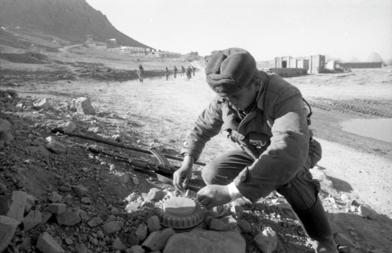 Ein sowjetischer Soldat entschärft eine Mine, 10.12.1987 / Foto © Alexander Graschenkow/Sputnik