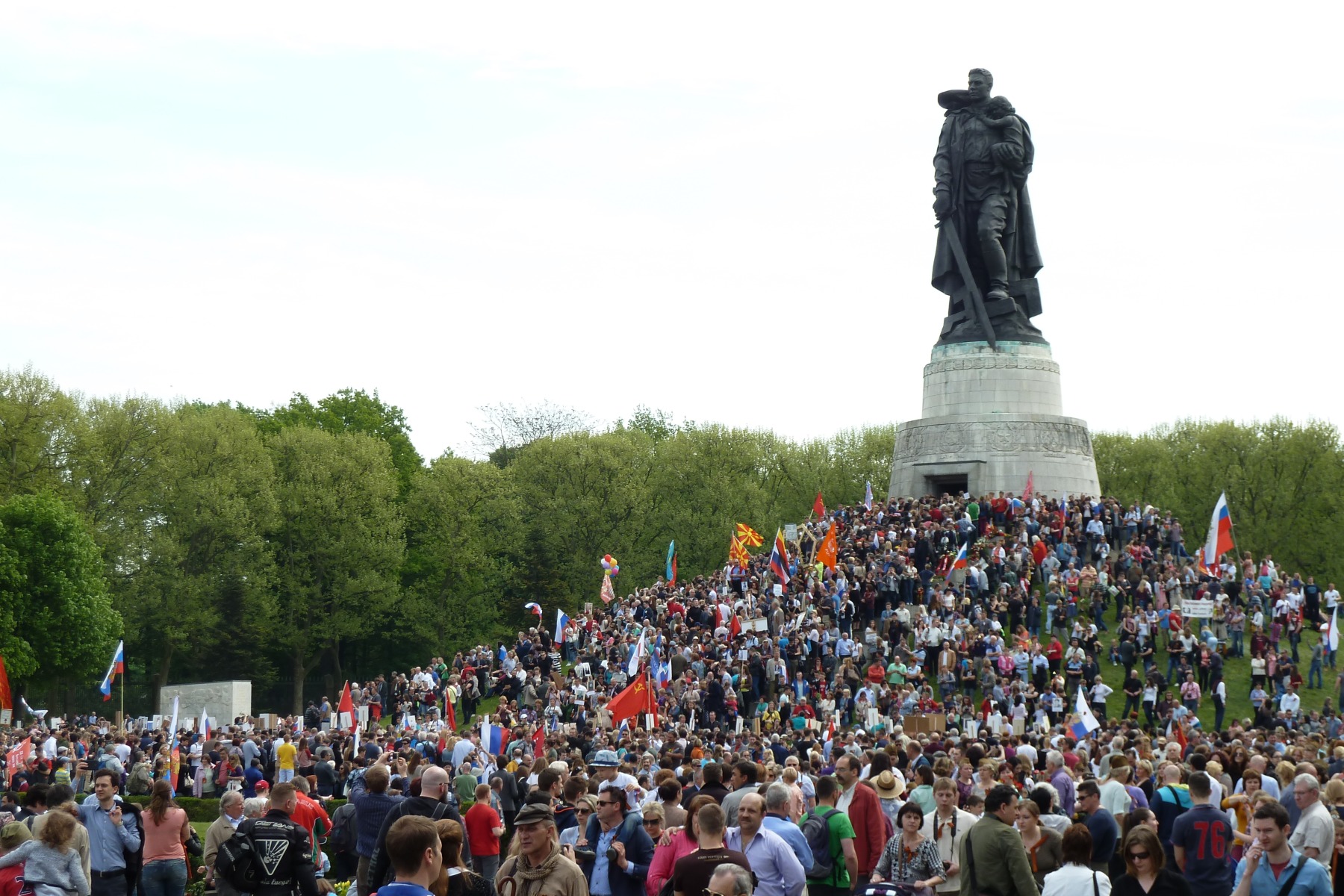 Besucher zum 70. Jahrestag des Tages des Sieges am sowjetischen Ehrenmal im Treptower Park in Berlin - Foto © KleinerEisbär2015 unter CC BY 4.0