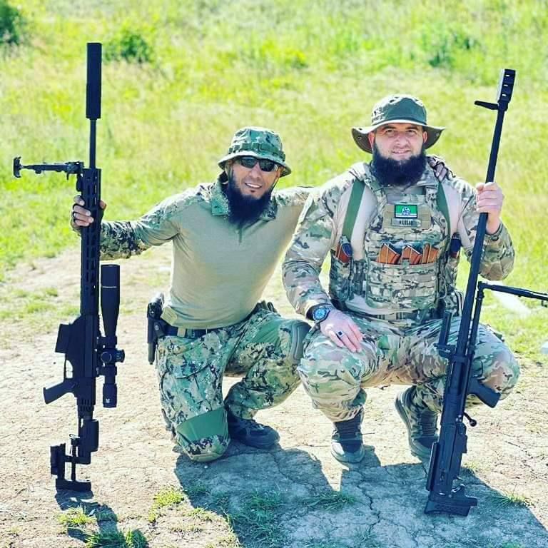 Nur Kämpfer, die in Tschetschenien keine Angehörigen mehr haben, zeigen offen ihr Gesicht. Zwei Angehörige des Scheich-Mansur-Bataillons, in dem Mansur kämpft / Foto © The Insider