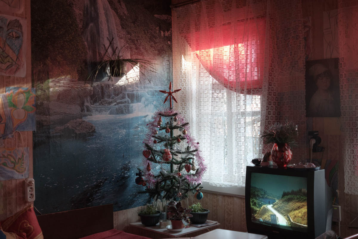 Der Weihnachtsbaum, der gekauft wurde, als ich geboren wurde. Jedes Jahr zu Neujahr schmückt meine Mama ihn zu meinem Besuch, Malostowka, Januar 2020 / Foto © Tatsiana Tkachova