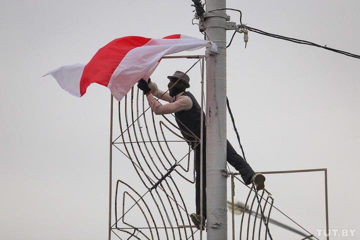 Typisch für das Partisanieren – an ungewöhnlichen Orten weiß-rot-weiße Flaggen aufhängen / Foto © Wadim Samirowski/tut.by