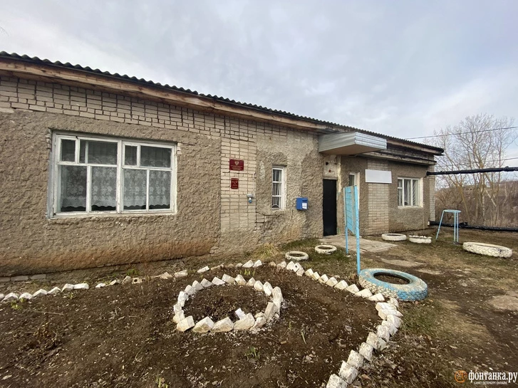 Im Vergleich zum benachbarten Kindergarten wirkt das Gebäude der Dorfverwaltung äußerst gepflegt / Foto © Alina Ampelonskaja