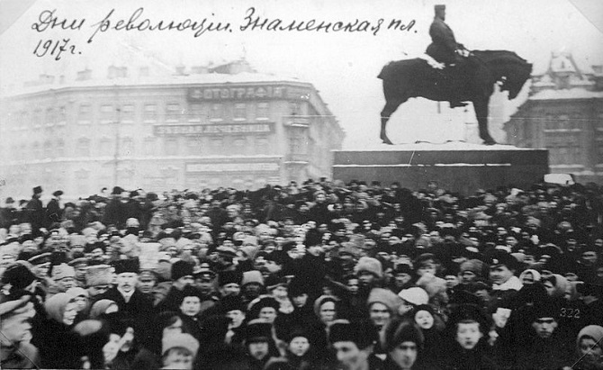 „Der Snamenskaja-Platz fungierte wie ein riesiges Sammelbecken“ – Demonstration auf dem Snamenskaja-Platz im Februar 1917 / Foto © Wikipedia/Desconocido – gemeinfrei