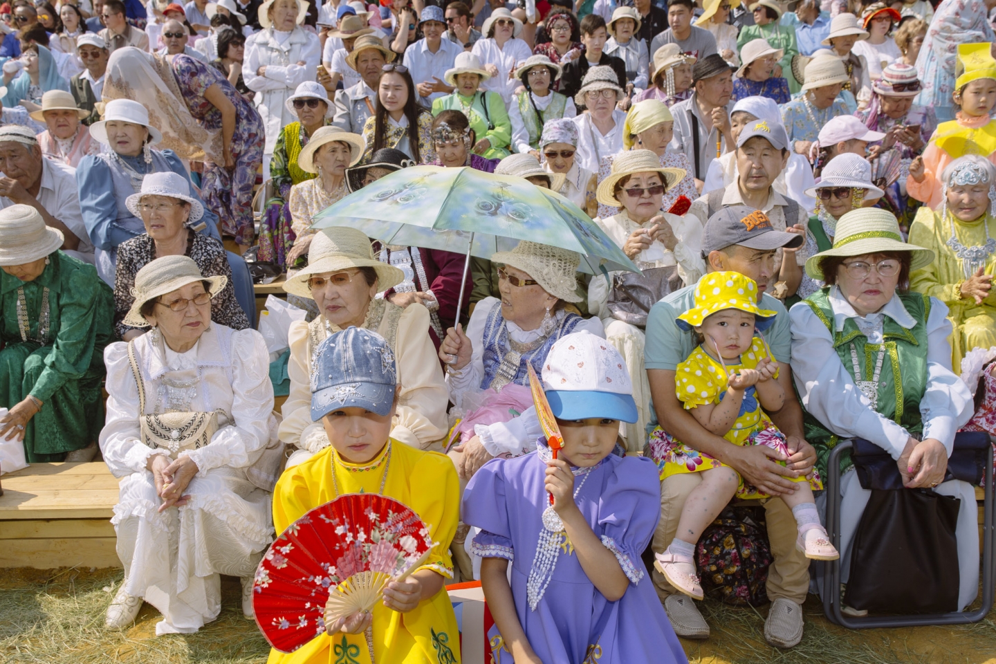 Die Besucher des Ysyach Oloncho warten auf den Beginn des Festes / Foto © Alexej Wassiljew