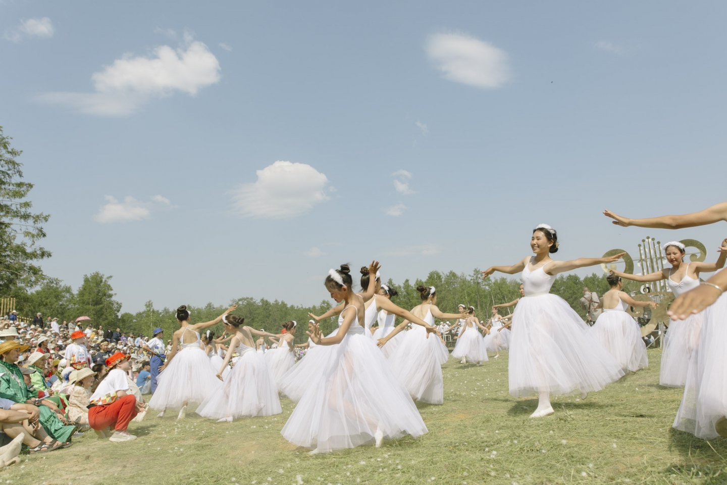 Die Ballerinas auf dem Ysyach stellen Schwäne dar – das Symbol der Namzy / Foto © Alexej Wassiljew