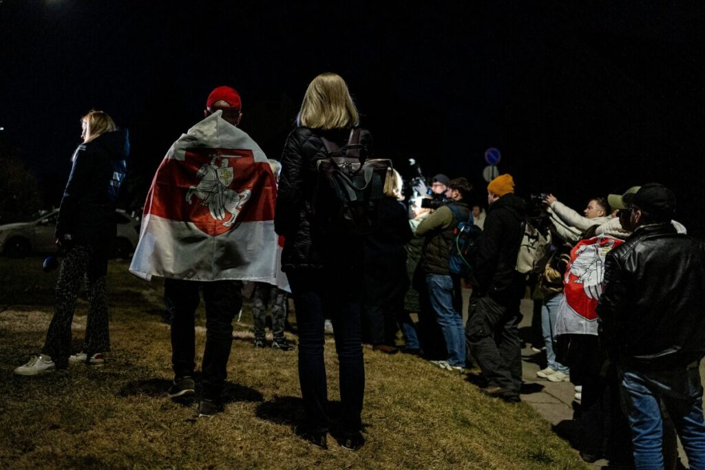 19. März 2026: Vom Lukaschenko-Regime aus politischer Gefangenschaft in Belarus freigelassene und abgeschobene Menschen erreichen in der Nacht die litauische Hauptstadt Vilnius. / Foto © BNS/Imago