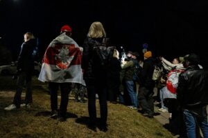 19. März 2026: Vom Lukaschenko-Regime aus politischer Gefangenschaft in Belarus freigelassene und abgeschobene Menschen erreichen in der Nacht die litauische Hauptstadt Vilnius. / Foto © BNS/Imago