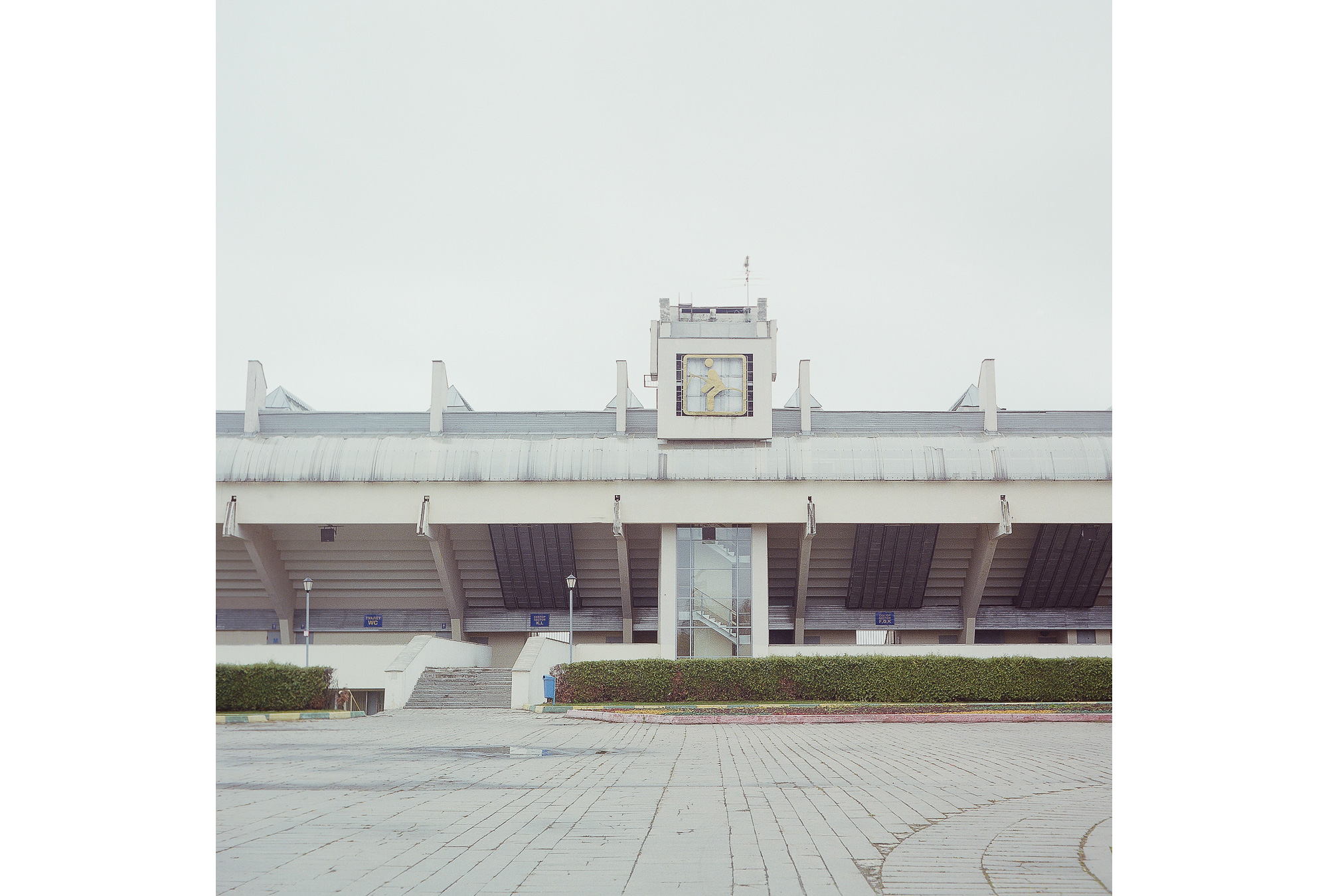 Außenansicht des Bitza-Reitsportstadions. Der 1980 errichtete Sportkomplex ist immer noch das größte Reitsportstadion in Europa. Während der Olympischen Spiele in Moskau fanden hier alle Pferdesport-Wettkämpfe statt. Der Komplex wird auch weiterhin für den Pferdesport genutzt.