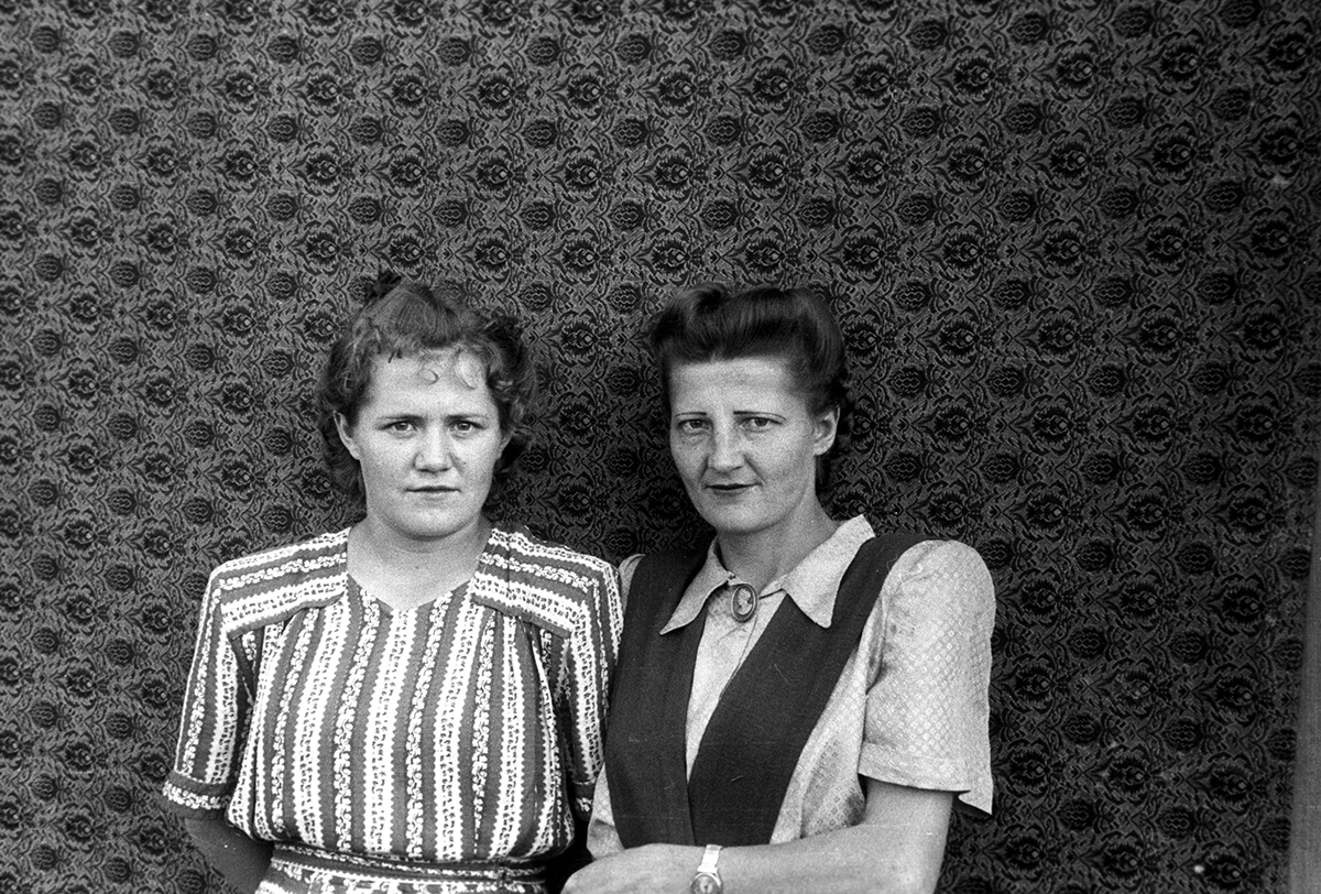 Die Frau des Fotografen Schura Taranda steht rechts. Privatarchiv Mikola Taranda / Foto © VEHA-Archiv, Sammlung Najlepšy bok 