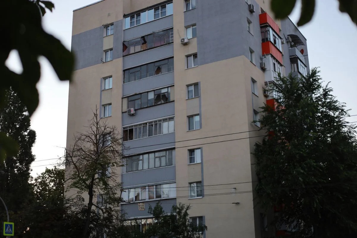 Zerstörte Fenster, eine Folge des Beschusses in Belgorod, 3. Juli 2022. Foto © Viktoria Litwin