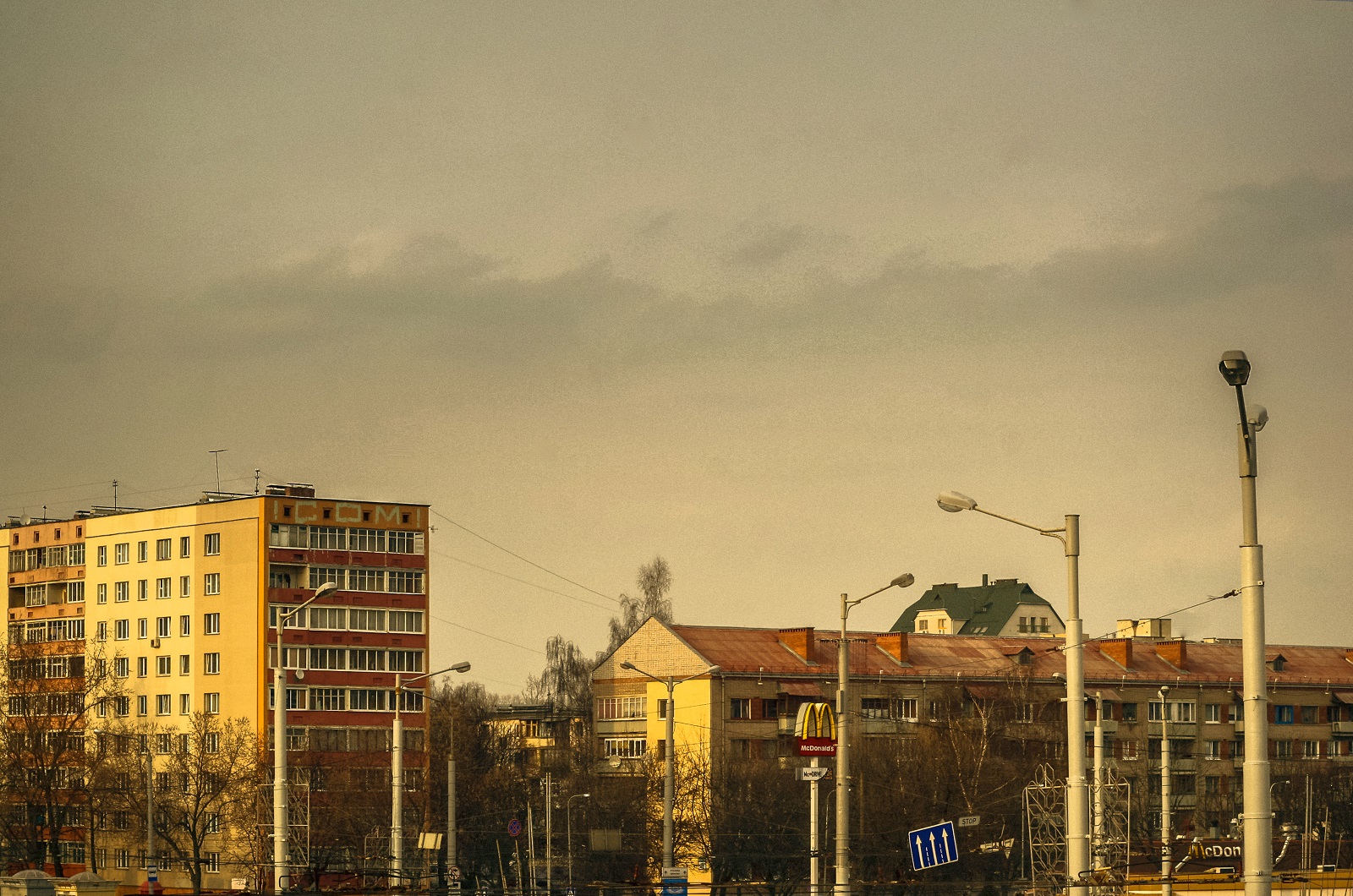 In gelb getauchte Straßen von Minsk / Foto © Ana Mackiewicz