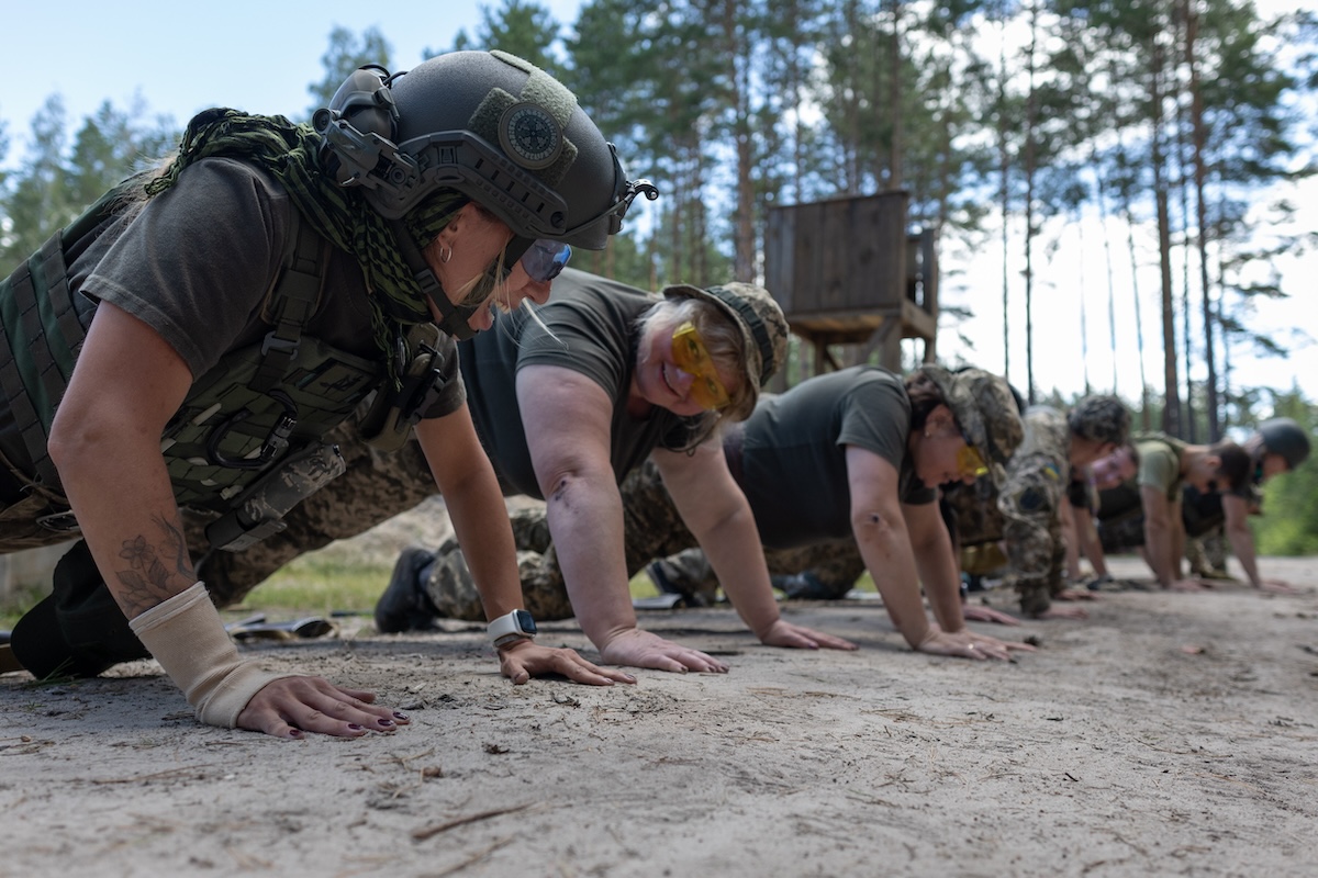 „Kalypso“ (links) und ihre Einheit bei der Plank-Übung, Foto © Andrii Dubtschak/Frontliner