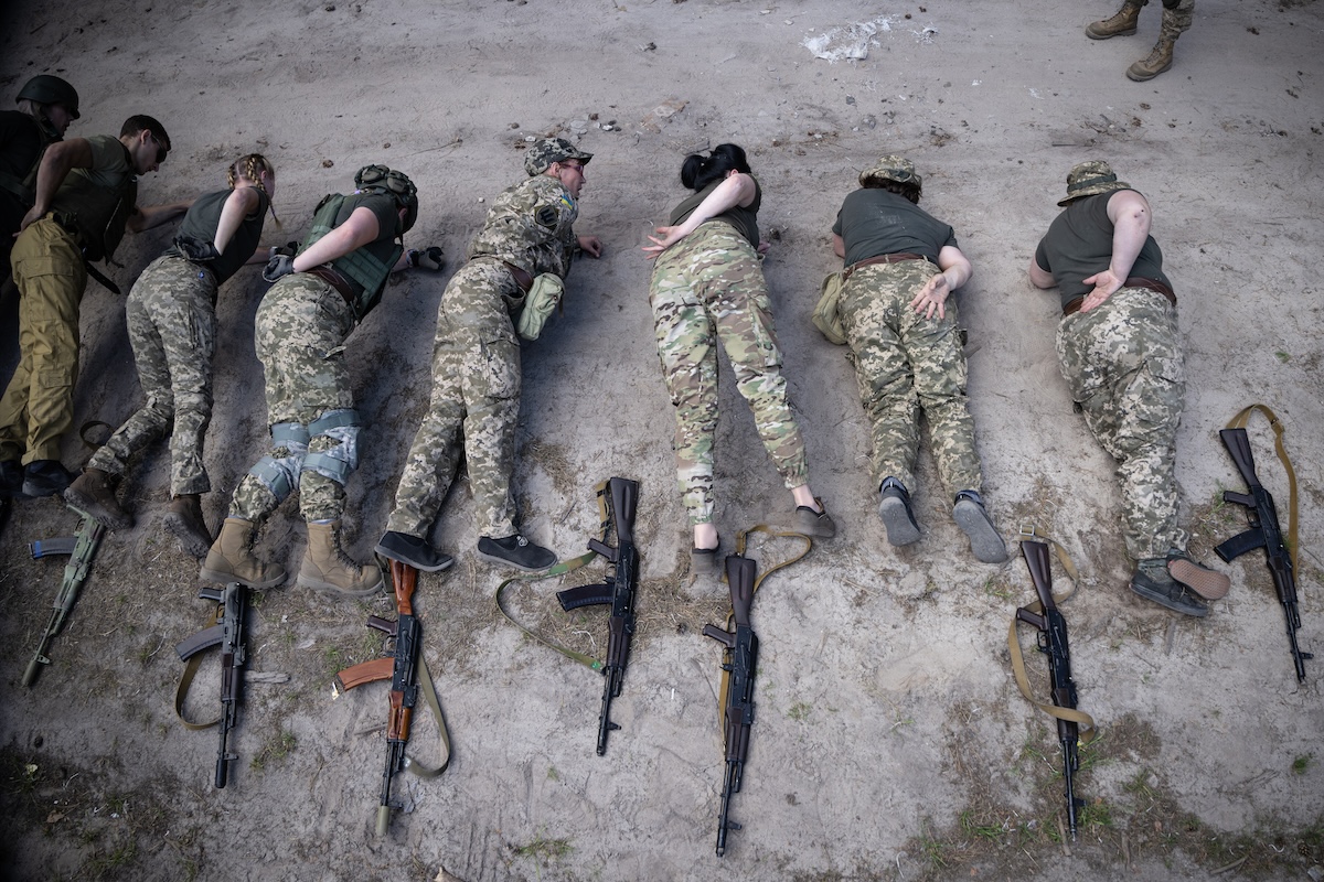 Die Frauen-Einheit bei Kraftübungen, von Plank zu einarmigem Unterarmstütz. Foto © Danylo Dubtschak/Frontliner