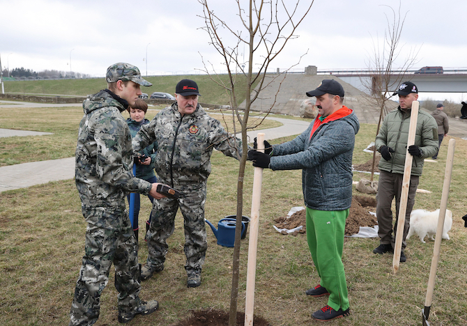 Bei einem Subbotnik am 17. April macht Alexander Lukaschenko eine große Ankündigung – es gehe um eine der wichtigsten Entscheidungen seiner Regierungszeit / Foto © president.gov.by