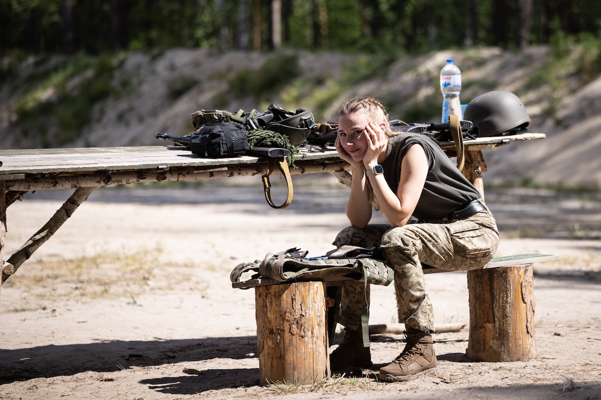 „Mala“ hat ihre Ausrüstung abgelegt und ruht sich nach der Übung aus. Foto © Danylo Dubtschak/Frontliner