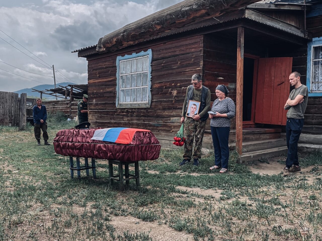Familienangehörige verabschieden sich von einem gefallenen Soldaten / Foto © Ljudi Baikala 