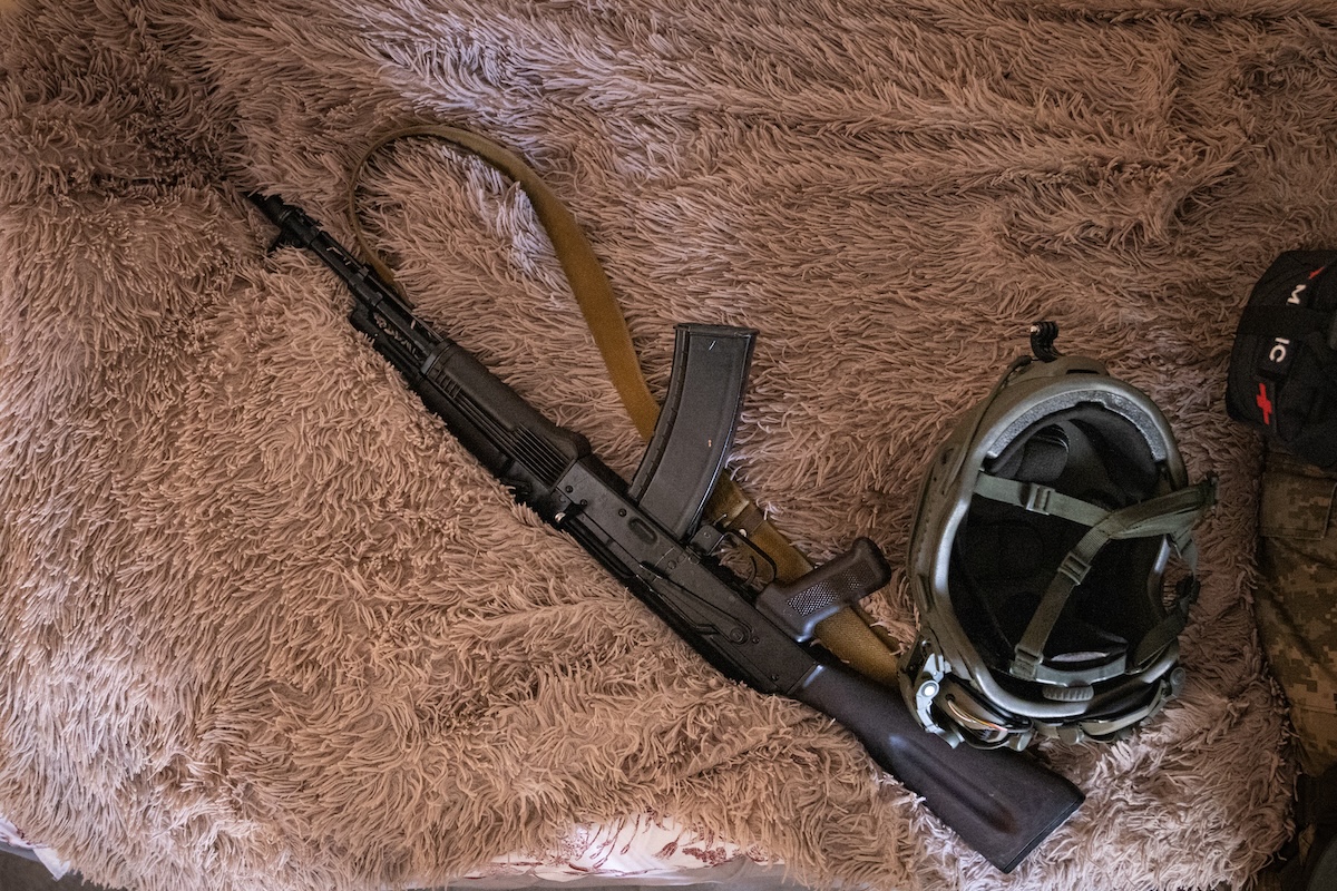 Kampf-Utensilien auf dem Bett in der Unterkunft der Frauen, Foto © Danylo Dubtschak/Frontliner