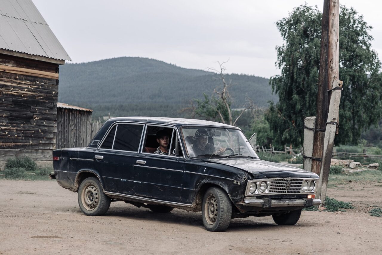 Junge Männer unterwegs im Kreis Iwolginsk, Burjatien / Foto © Ljudi Baikala
