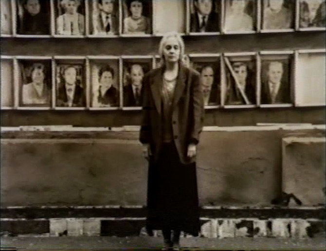 Ausgedehnte Collagen-Sequenzen und aus der Narration herausgelöste Präsentationen der Figuren kennzeichnen Muratowas Filme