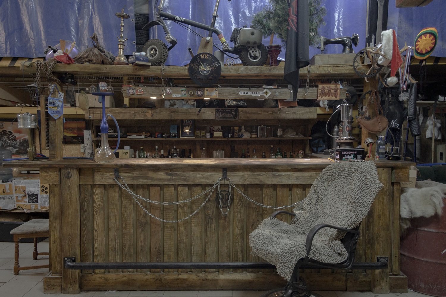 In dieser Garage trifft sich der Motorclub des Ortes. Hier werden die technischen Geräte aufbewahrt und die Klubmitglieder verbringen hier auch ihre Freizeit / Foto © Oksana Ozgur