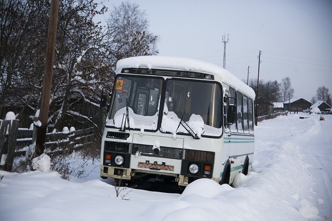 „Wir bummeln durchs Dorf und warten bis die Schule aus ist, um mit dem Bus zurückzufahren, der die Kinder nach Hause bringt.“ / Fotos © Wlad Dokschin/Novaya Gazeta